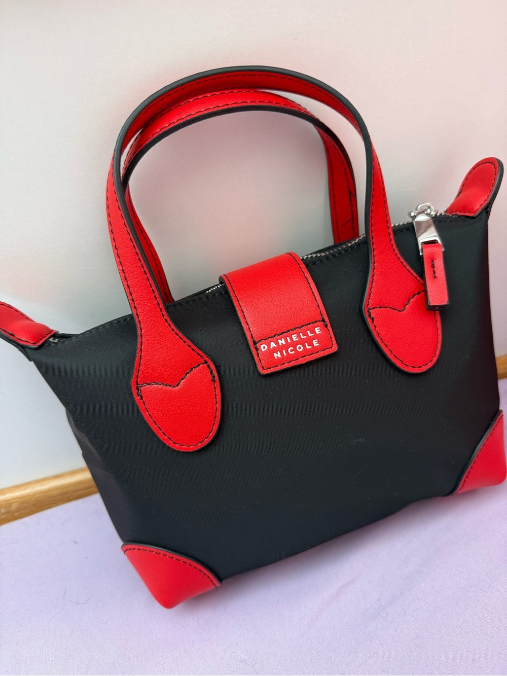 Snoopy Danielle Nicole Crossbody Bag - Picture 3 of 4